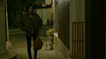 Black Denim Pantalon porté par Aller Joon-hee dans Possédait Saison 1 Épisode 1