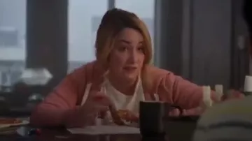 White Ride or Die Tee usado por Davia (Emma Hunton) en Good Trouble Temporada 2 Episodio 12