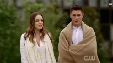 Linge de maison brodé Caftan porté par Fallon Carrington (Elizabeth Gillies) dans la Dynastie Saison 3 Épisode 10