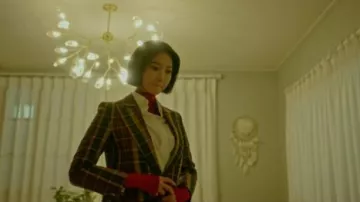 Brun Vérifié Veste portée par Aller Joon-hee dans Possédait Saison 1 Épisode 2