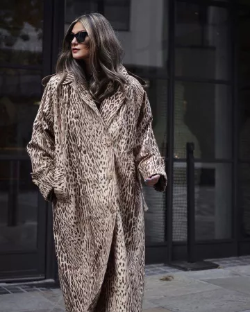 Abrigo estampado de leopardo de Mercer7 en la cuenta de Instagram @mercer7official