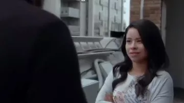 Camiseta de impresión de mapa blanco usada por Mariana Adams Foster (Cierra Ramirez) en Good Trouble Temporada 2 Episodio 12