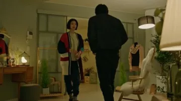 Surdimensionné Patchwork Cardigan en Laine porté par Aller Joon-hee dans Possédait Saison 1 Épisode 2