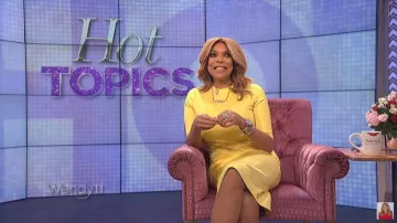 Alice + Olivia Yellow Mock-Neck Dress usado por Wendy Williams en The Wendy Williams Show 24 de enero de 2020