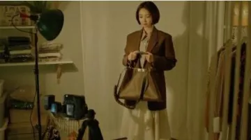 Marron Sac en Cuir porté par Aller Joon-hee dans Possédait Saison 1 Épisode 2
