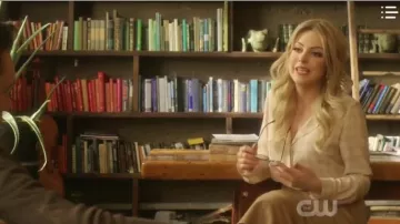 Squiggle Imprimer Chemise en Soie porté par Fallon Carrington (Elizabeth Gillies) dans la Dynastie Saison 3 Épisode 10