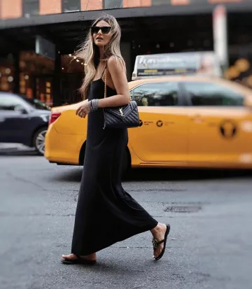 Sandalias de cuero de Mercer7 en la cuenta de Instagram @mercer7official