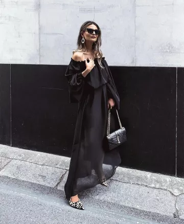 Rotar el vestido sheer de Mercer7 en la cuenta de Instagram @mercer7official