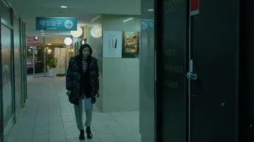 Brun foncé Bottes portées par Aller Joon-hee dans Possédait Saison 1 Épisode 6