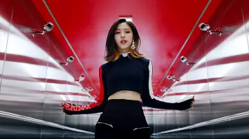 Col roulé Logo Manche de Chandail porté par Ryujin dans ITZY "달라달라(DALLA DALLA)" M/V