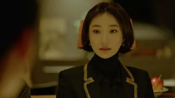 Veste noire Avec Galon d'Or, porté par Aller Joon-hee dans Possédait Saison 1 Épisode 5