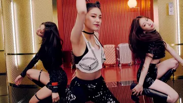 Cropped top in White worn by Hwang Ye-ji in ITZY "달라달라(DALLA DALLA)" M/V
