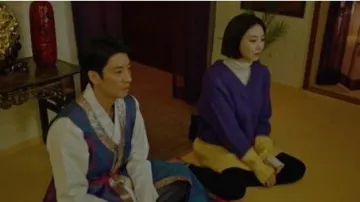 Violet Long Pull porté par Aller Joon-hee dans Possédait Saison 1 Épisode 12