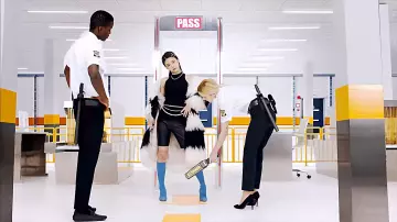 Genou Hautes Chaussettes de Bottes portées par Hwang Ye-ji dans ITZY "달라달라(DALLA DALLA)" M/V