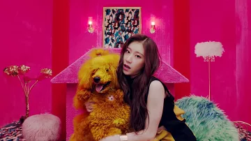 Ver­ti­cal Blocks Knit Sweater worn by Chaeryeong in ITZY "달라달라(DALLA DALLA)" M/V