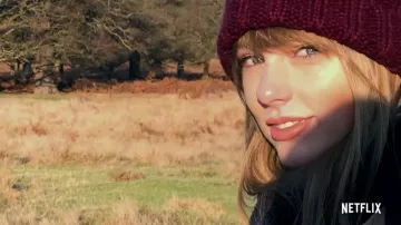 Bonnet bordeaux Taylor Swift in Miss Americana