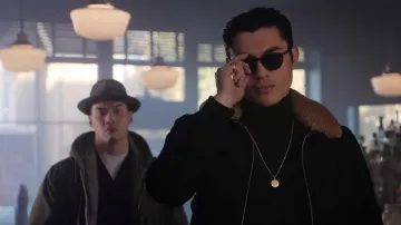 Le blouson Aviateur Bleu Sandro porté par Dry Eye (Henry Golding) dans The Gentlemen