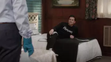 Sudadera Parisien de David Rose (Daniel Levy) en Schitt's Creek (S04E02)