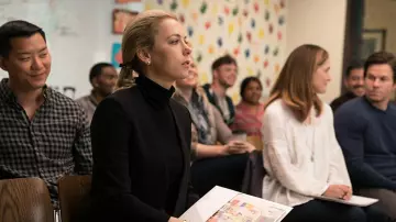 Boucle d'oreille perle de Jessie (Andrea Anders) dans Apprentis parents