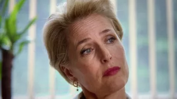 Pendientes estrella de oro usados por Jean Milburn (Gillian Anderson) en Sex Education (S02E04)
