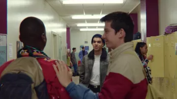 El cinturón usado por Rahim (Sami Outalbali) en Sex Education (S02E03)