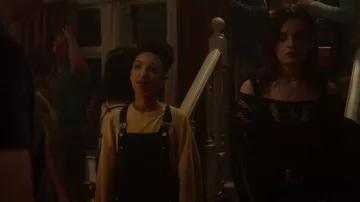 Jaune Surdimensionné Pull porté par Ola Nyman (Patricia Allison) dans l'Éducation Sexuelle (S02E06)