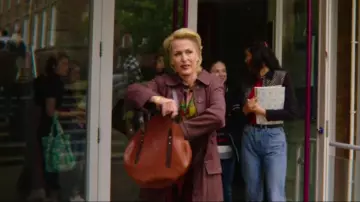 Le sac à main rond en cuir brun de Jean Milburn (Gillian Anderson) dans Sex Education (S02E02)