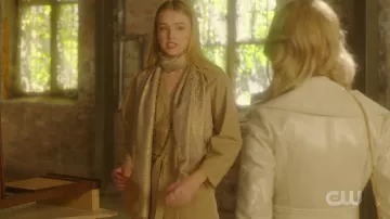 Mono bronceado de Kirby Anders (Maddison Brown) en Dinastía (S03E10)