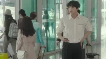 Beige de la Croix Sac porté par Aller Se-Yeon (Park Bo-young) en Abîme de la Saison 1 Épisode 1