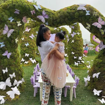 Versace Iconic Butterfly Jeans usado por Kylie Jenner Stormi's X Kylie Cosmetics Lanzamiento 26 de enero de 2020