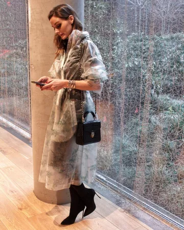 Michelle Waugh The Jany Print Silk Trench Coat usado por Olivia Palermo Instagram Pic enero 25, 2020