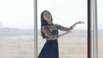 Marine Brodé Plissé Robe portée par Lee Yeon Seo (Shin Hye-sun) dans l'Ange de la Dernière Mission: l'Amour de l'Épisode 1