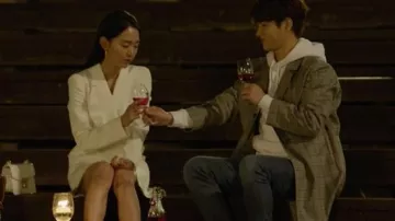 Blanc à Volants, Long Blazer porté par Lee Yeon Seo (Shin Hye-sun) dans l'Ange de la Dernière Mission: l'Amour de l'Épisode 2