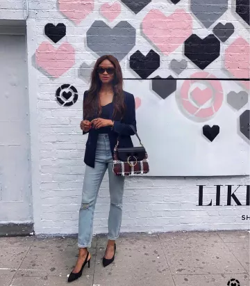 Leather Shoul­der Bag of Lorna on the Instagram account @symphonyofsilk