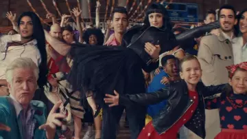 Black fluffy 1950s style dress of Sophia Turner in Jonas Brothers - What A Man Gotta Do (Official Video)