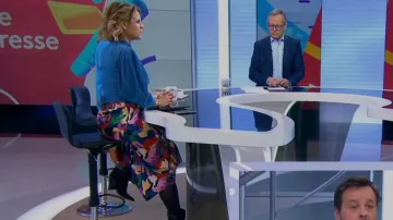 La jupe midi asymétrique en jacquard Bleu de Laura Tenoudji dans Télématin le 28.01.2020