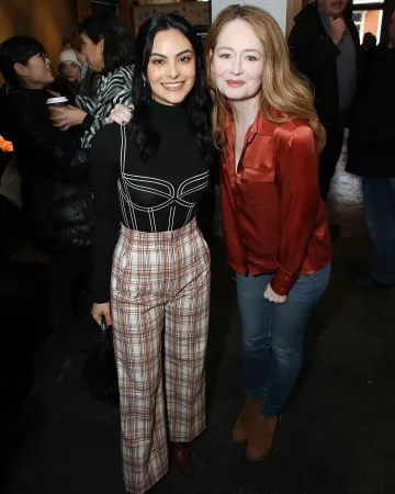 Veronica Beard Dova Pantalones a cuadros usados por Camila Mendes Sundance Film Festival enero 25, 2020