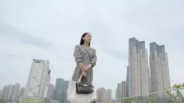 Black Leather Shoulder Bag worn by Lee Yeon Seo (Shin Hye-sun) in Angel's Last Mission: Love Episode 8