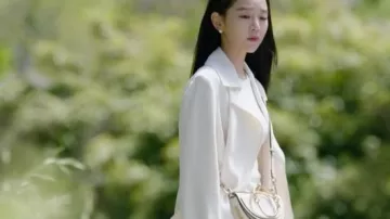 White Shoulder Bags worn by Lee Yeon Seo (Shin Hye-sun) in Angel's Last Mission: Love  Episode 9