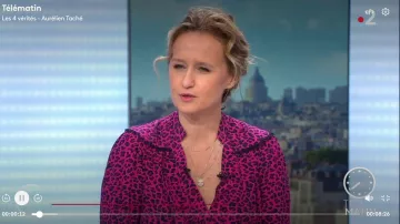 La robe courte décolletée imprimée léopard Framboise de Caroline Roux dans Télématin les 4 vérités le 28.01.2020