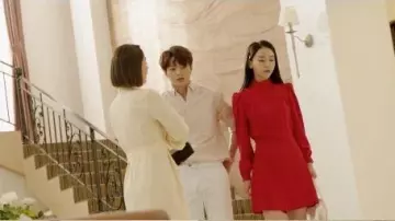 Rouge Haute-cou Mini Robe portée par Lee Yeon Seo (Shin Hye-sun) dans l'Ange de la Dernière Mission: l'Amour de l'Épisode 10