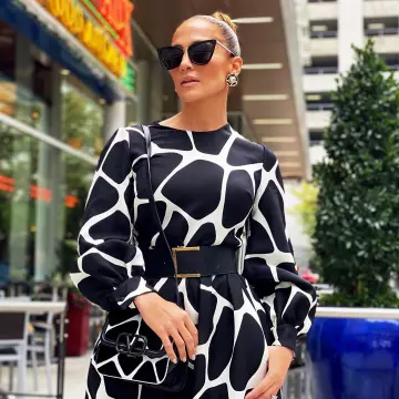 La robe imprimée de Jennifer Lopez sur le compte Instagram de @jlo