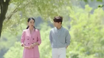 Rose Blazer porté par Lee Yeon Seo (Shin Hye-sun) dans l'Ange de la Dernière Mission: l'Amour de l'Épisode 10