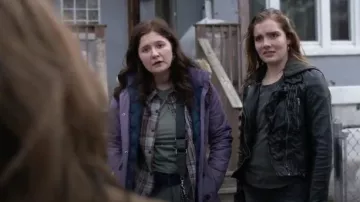 Chaqueta de cuero con capucha negra usada por Mandy Milkovich en Shameless Temporada 10 Episodio 12