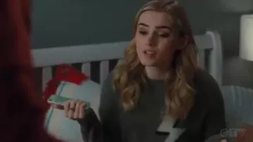Suéter gris usado por Taylor Otto (Meg Donnelly) en American Housewife Temporada 4 Episodio 12