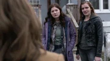Chaqueta Moto de cuero negro usada por Mandy Milkovich (Emma Greenwell) en Shameless Temporada 10 Episodio 12