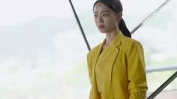 Jaune Double Breasted Blazer porté par Lee Yeon Seo (Shin Hye-sun) dans l'Ange de la Dernière Mission: l'Amour de l'Épisode 11