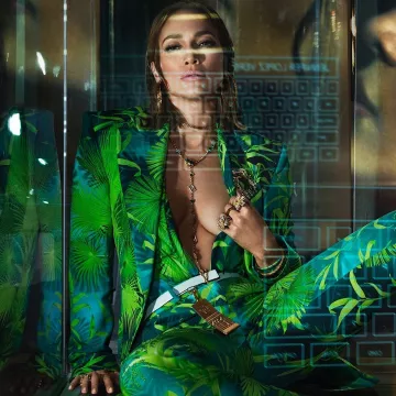 Los pantalones verdes estampados de Jennifer Lopez en la cuenta de Instagram de @jlo