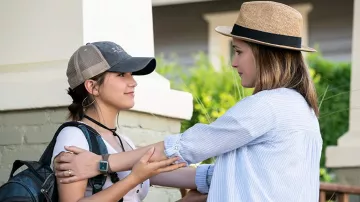 Creole silver Lizzy (Isabela Moner) in Apprentices parents