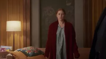 Cardigan rouge de Anna Fox (Amy Adams) dans La Femme à la fenêtre